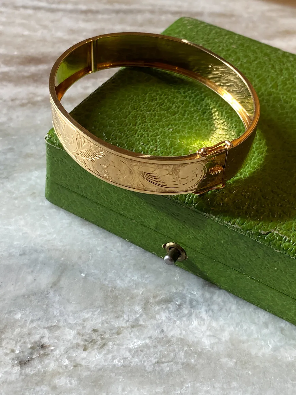 1962 Wide Hinged Bangle in 18k gold - Etched Curls Pattern - Stockholm, Sweden - 7 inch interior