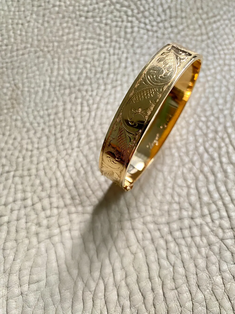 1962 Wide Hinged Bangle in 18k gold - Etched Curls Pattern - Stockholm, Sweden - 7 inch interior