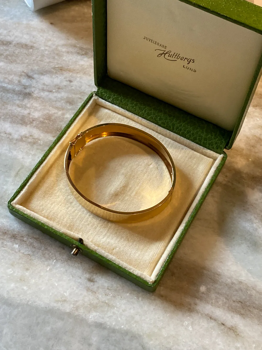 1962 Wide Hinged Bangle in 18k gold - Etched Curls Pattern - Stockholm, Sweden - 7 inch interior