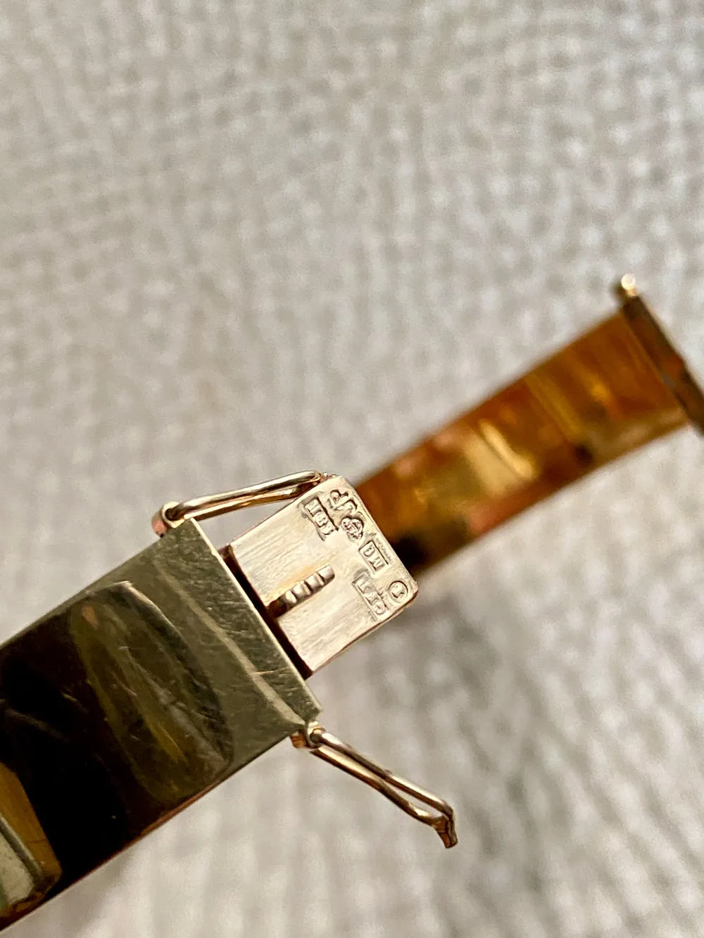 1962 Wide Hinged Bangle in 18k gold - Etched Curls Pattern - Stockholm, Sweden - 7 inch interior