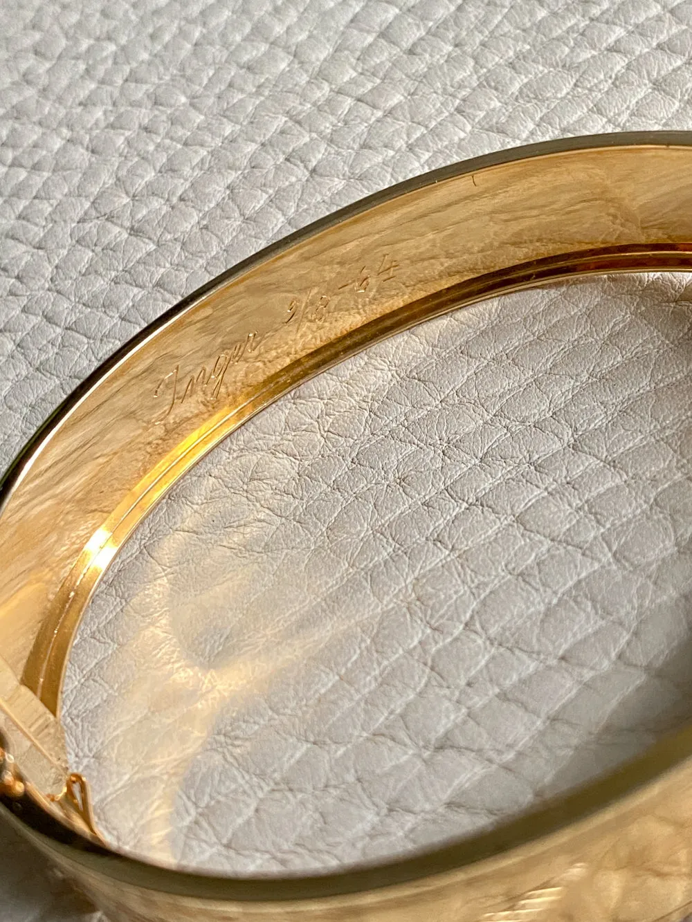 1962 Wide Hinged Bangle in 18k gold - Etched Curls Pattern - Stockholm, Sweden - 7 inch interior