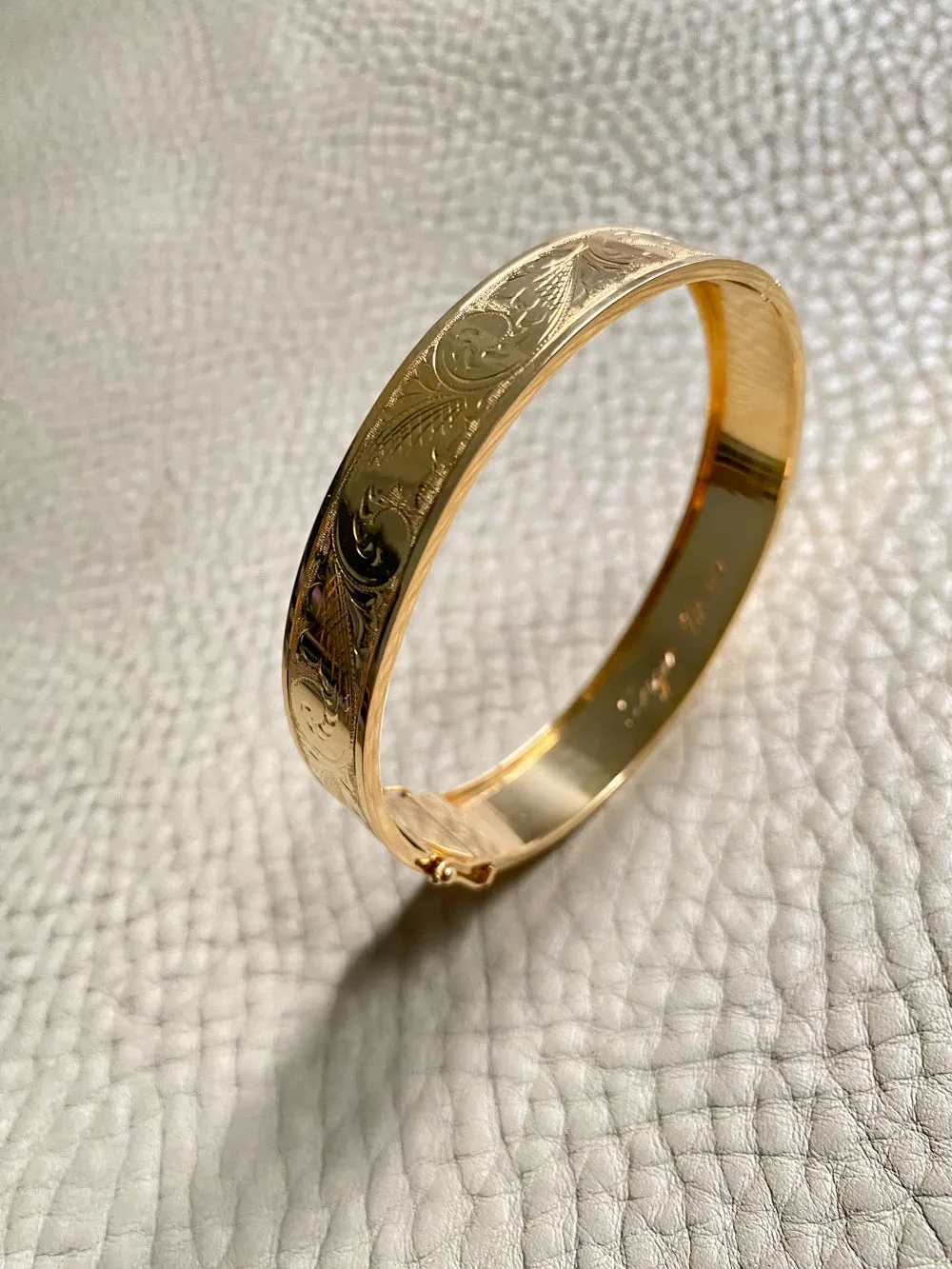 1962 Wide Hinged Bangle in 18k gold - Etched Curls Pattern - Stockholm, Sweden - 7 inch interior