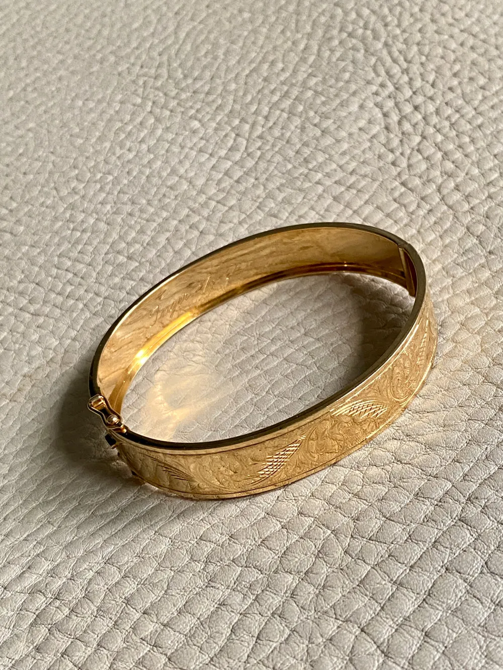 1962 Wide Hinged Bangle in 18k gold - Etched Curls Pattern - Stockholm, Sweden - 7 inch interior