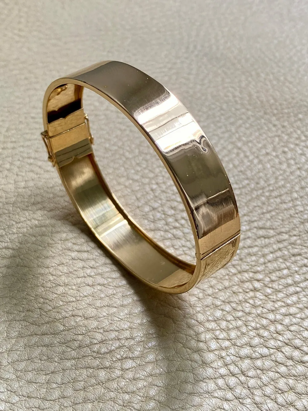 1962 Wide Hinged Bangle in 18k gold - Etched Curls Pattern - Stockholm, Sweden - 7 inch interior