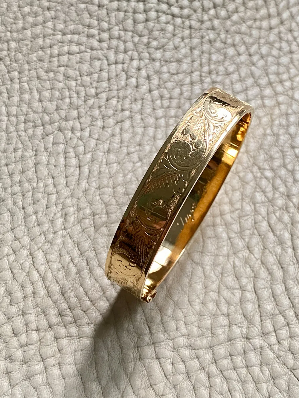 1962 Wide Hinged Bangle in 18k gold - Etched Curls Pattern - Stockholm, Sweden - 7 inch interior