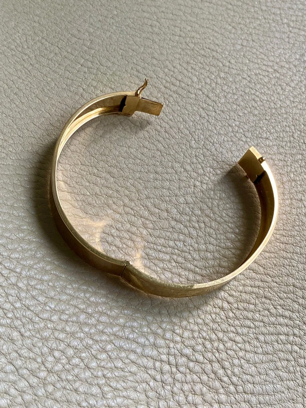 1962 Wide Hinged Bangle in 18k gold - Etched Curls Pattern - Stockholm, Sweden - 7 inch interior