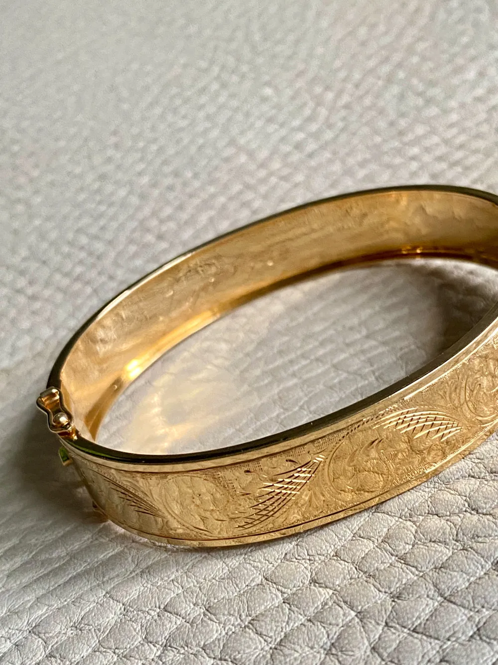 1962 Wide Hinged Bangle in 18k gold - Etched Curls Pattern - Stockholm, Sweden - 7 inch interior
