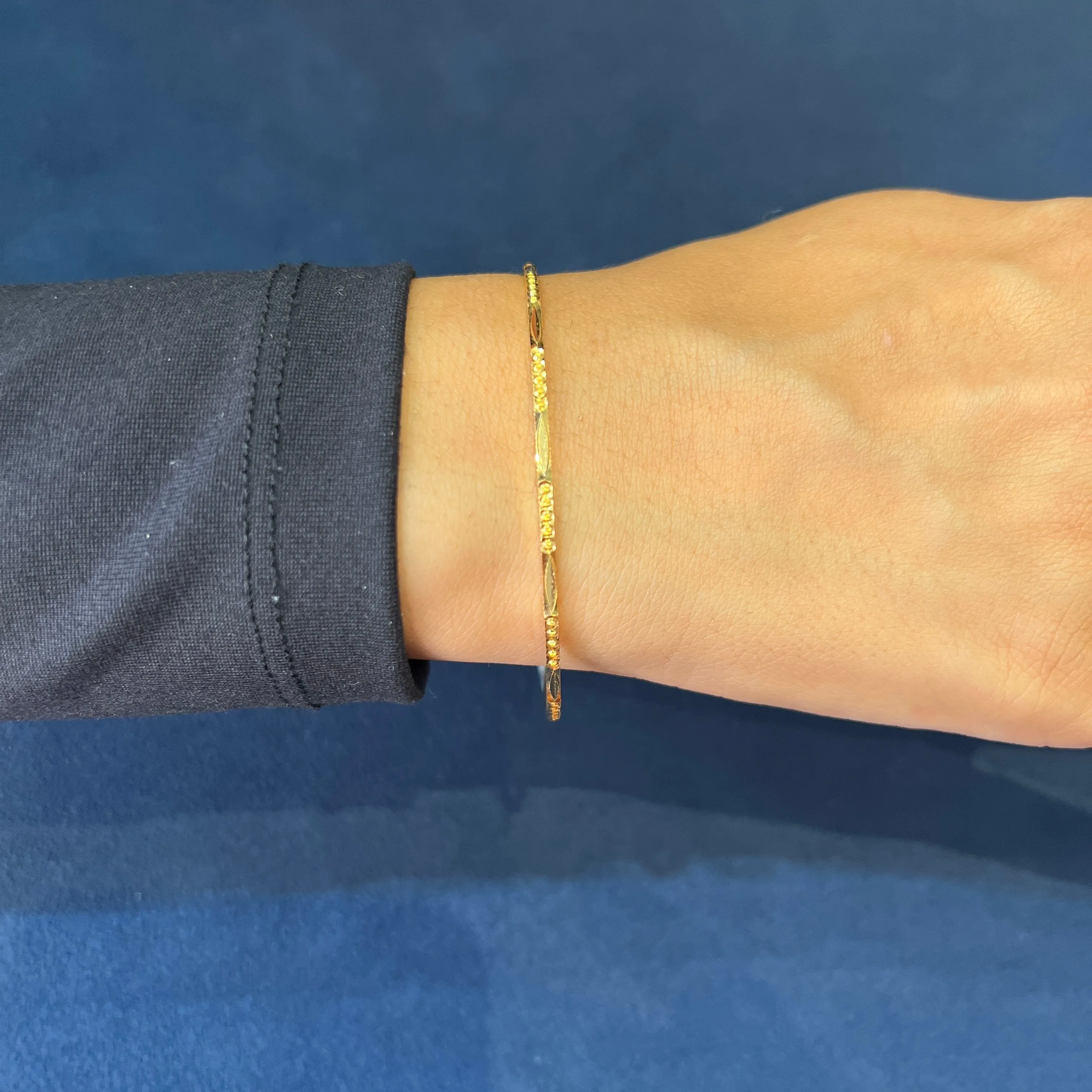 22K Yellow Gold (1.8mm) Diamond Cut Fancy Bangle - Medium