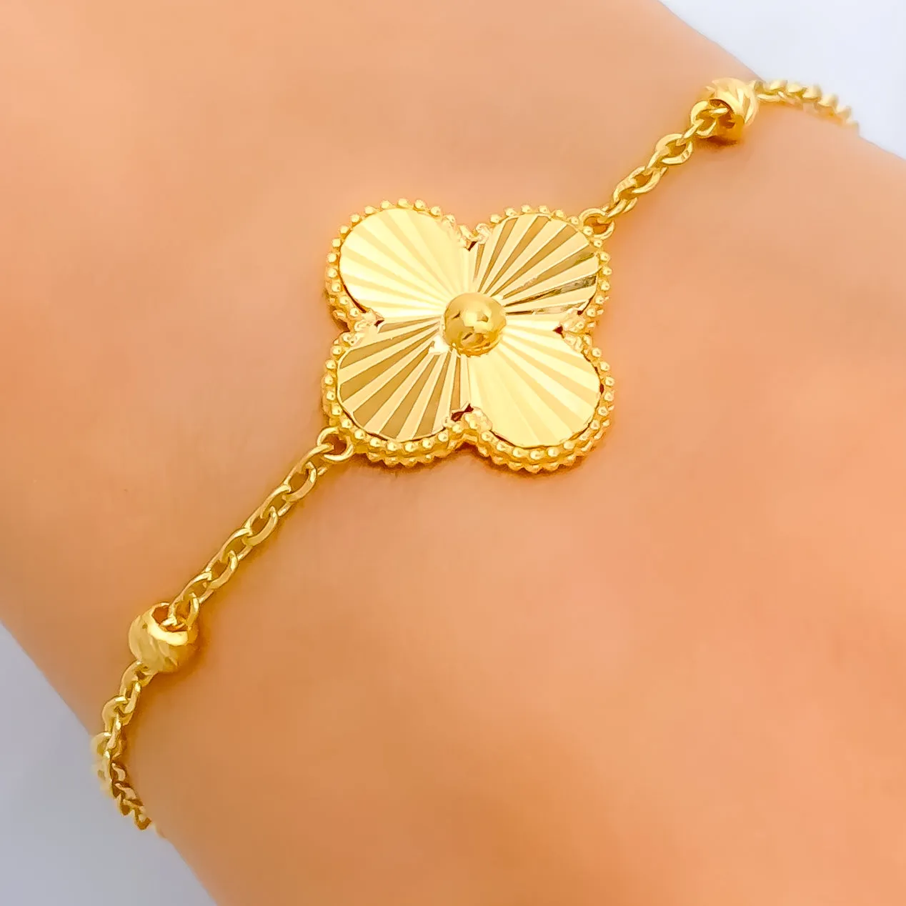 Chic Shimmering Clover Leaf 21k Gold Bracelet