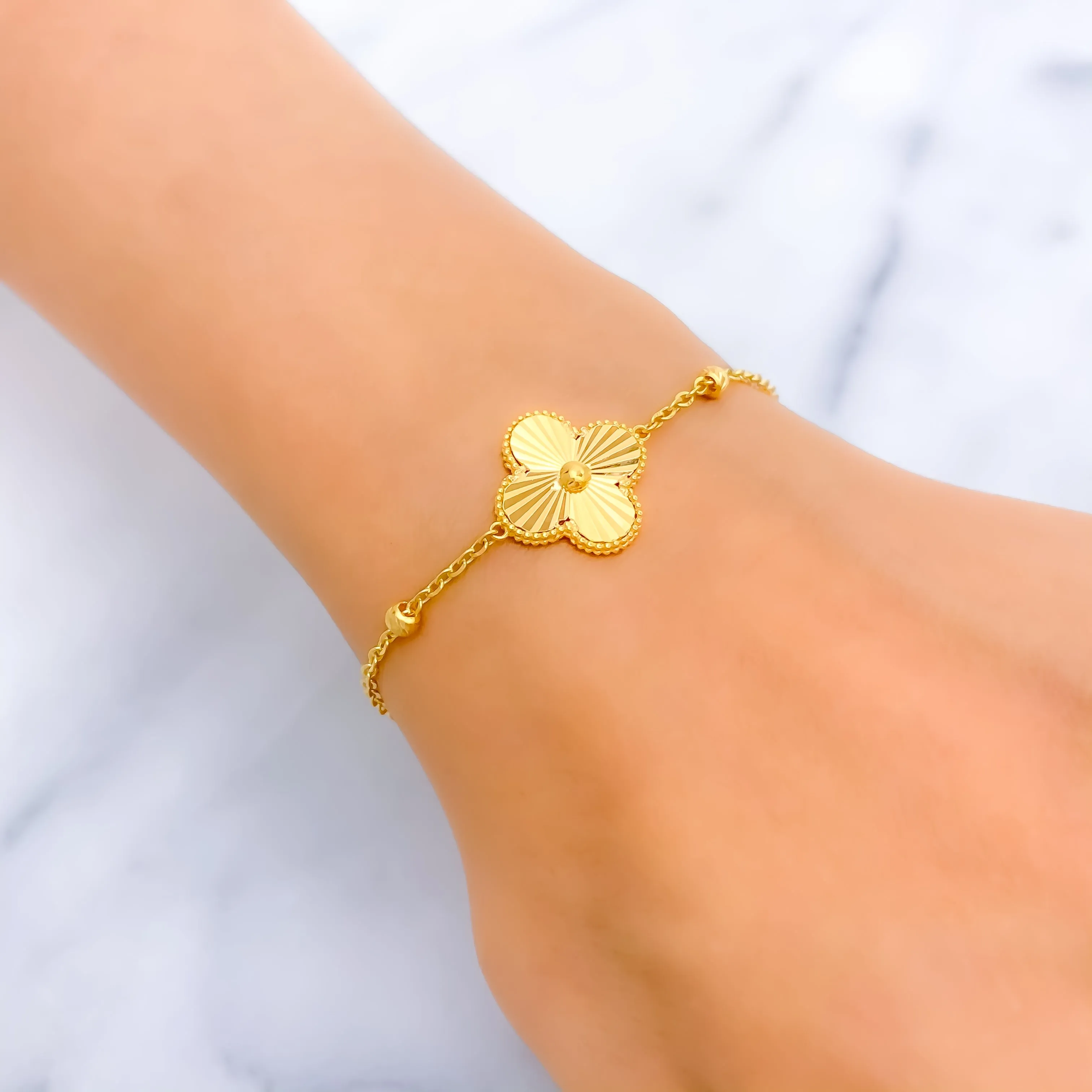 Chic Shimmering Clover Leaf 21k Gold Bracelet