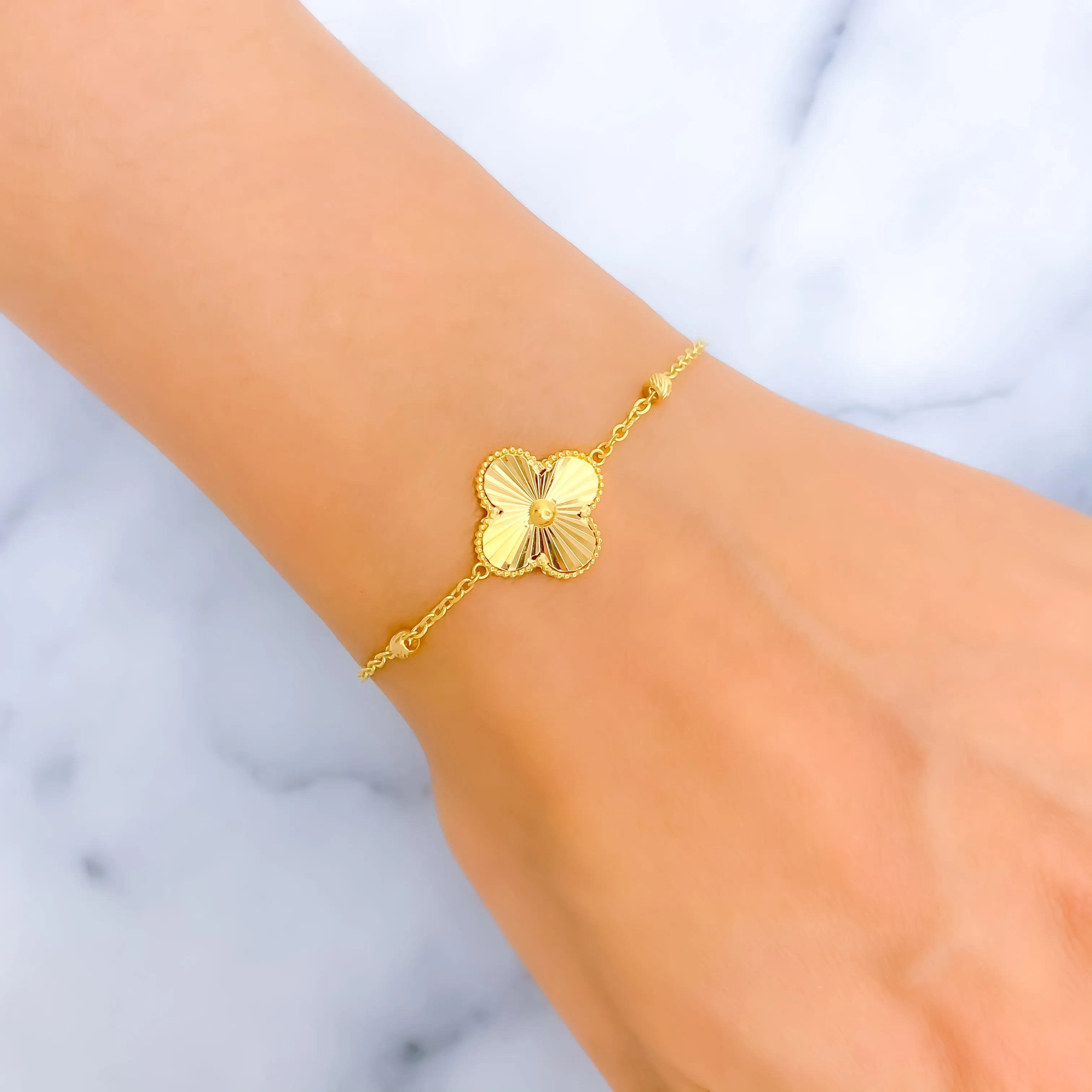 Chic Shimmering Clover Leaf 21k Gold Bracelet