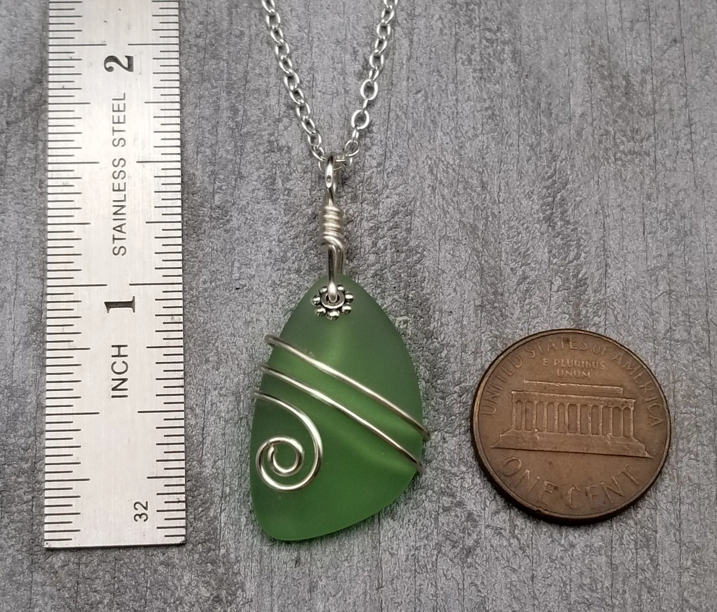 Hawaiian Jewelry Sea Glass Necklace, Wire Peridot Green Necklace, Unique Beach Jewelry Birthday Gift (August Birthstone Jewelry For Women)
