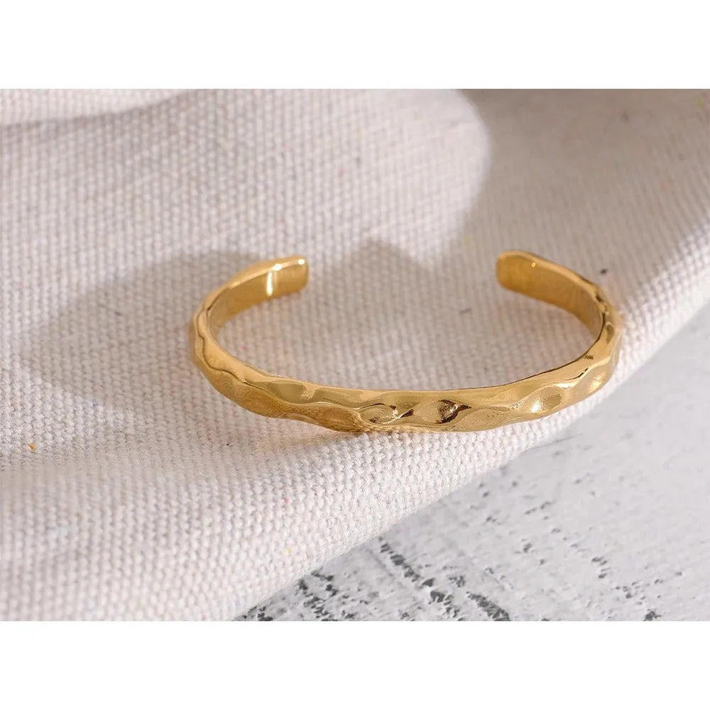 Simple Minimalist Tarnish-Free Gold Color Stainless Steel Bangle Bracelet with Metal Texture