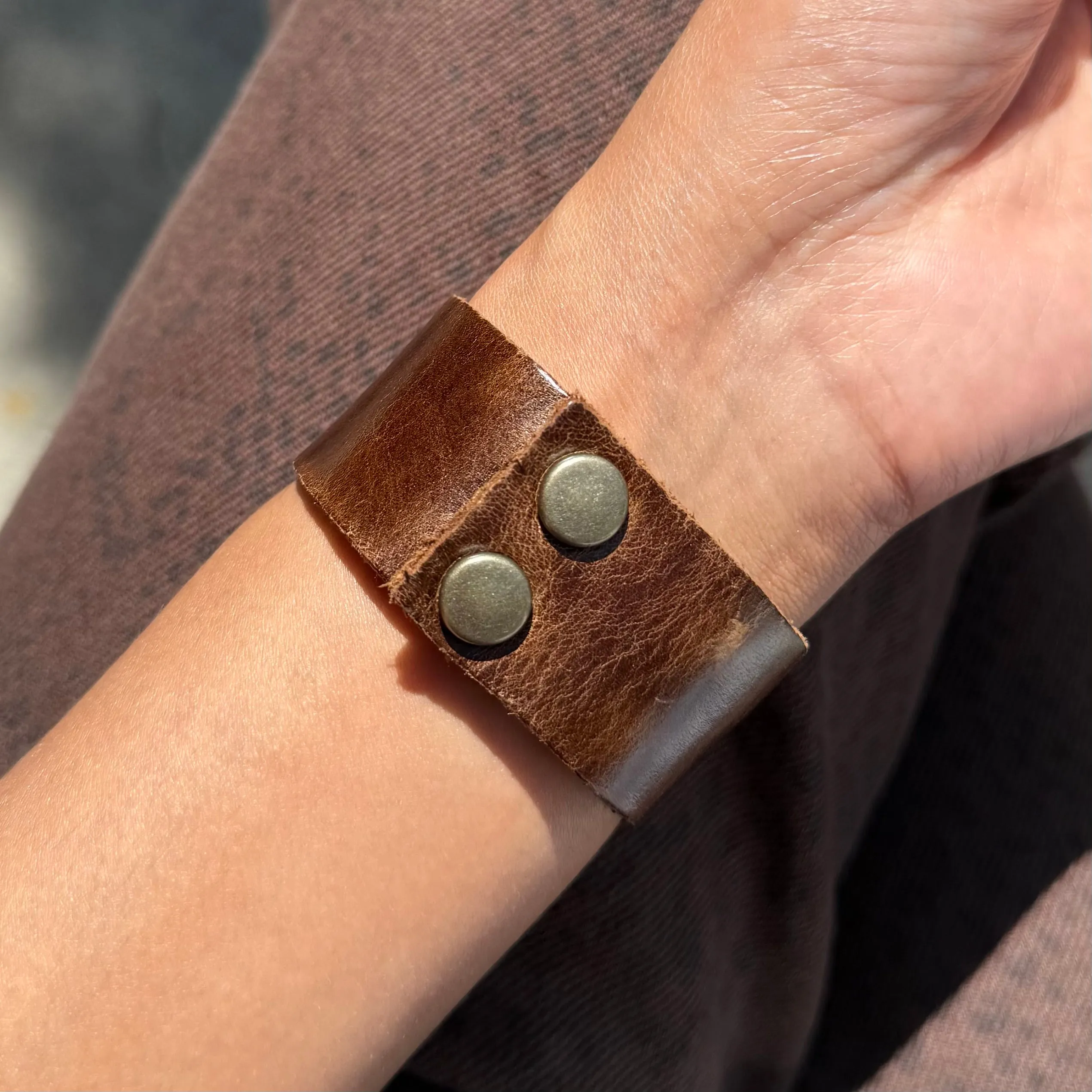 Stair Step Leather Bracelet – Brown w MOP
